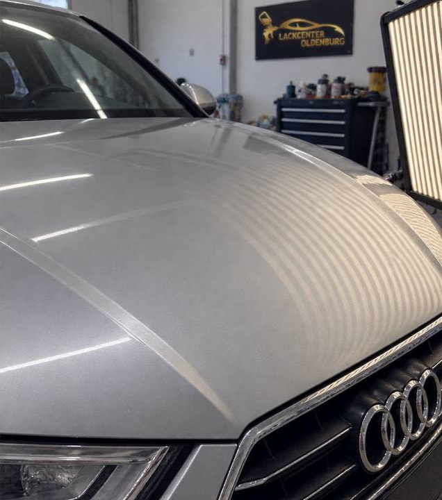 Motorhaube nach der professionellen Hagelschaden-Reparatur