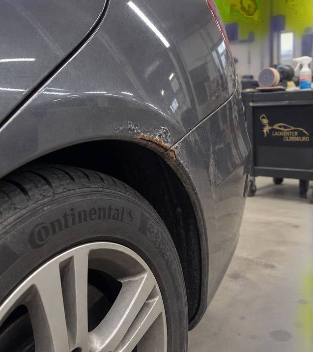 Rostschaden am Kotflügel vor der Reparatur